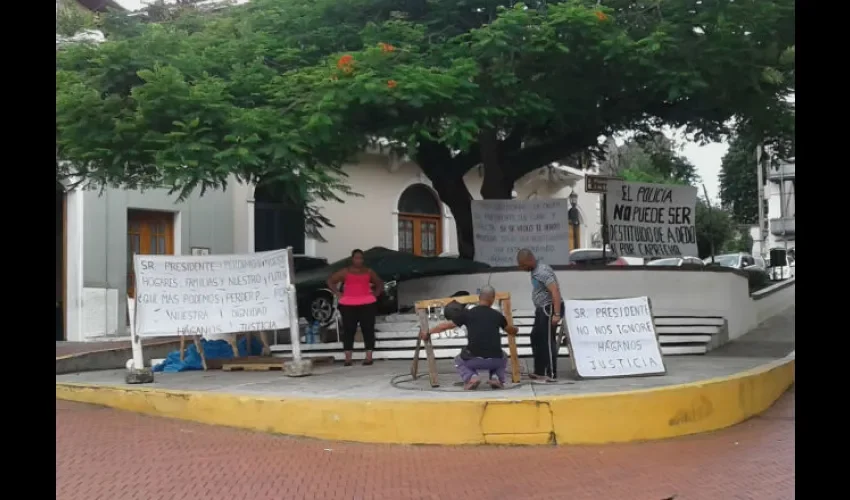 Allí se mantendrán, a la buena de Dios. Hasta la carpa se les ha caído. Foto: Roberto Barrios