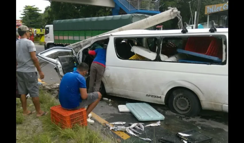 El vehículo llevaba neveras llevas con mariscos. 