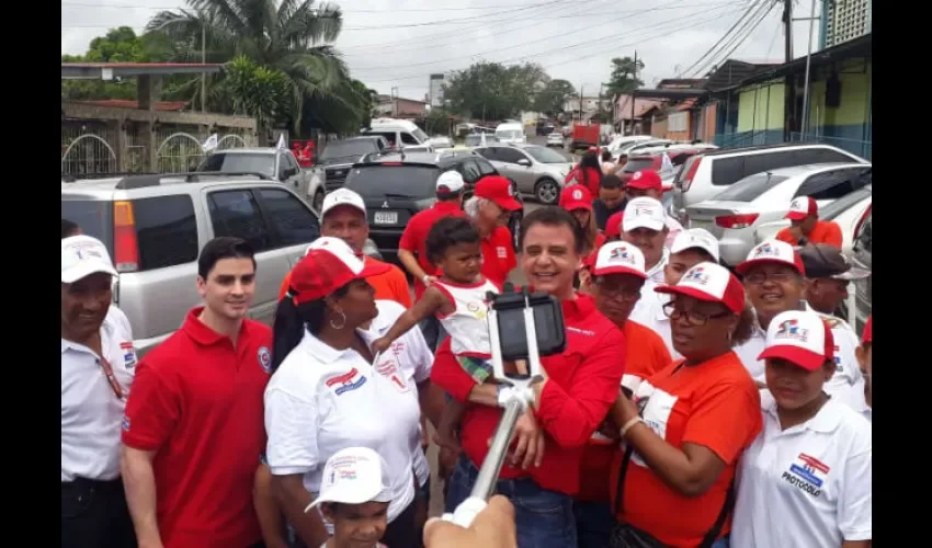 Gerardo Solís junto a un grupo de simpatizantes en La Chorrera. Foto: Brenda Ducreux.