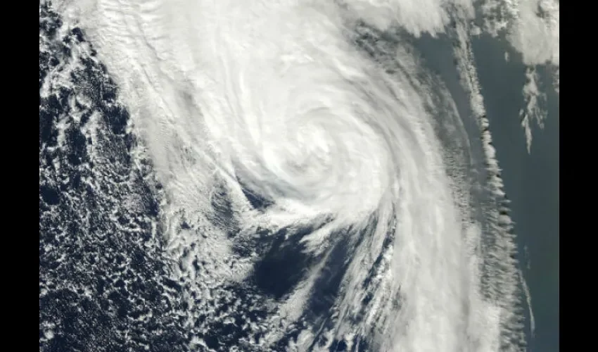 Se ubica a unos 500 km al sureste de las Islas de Cabo.