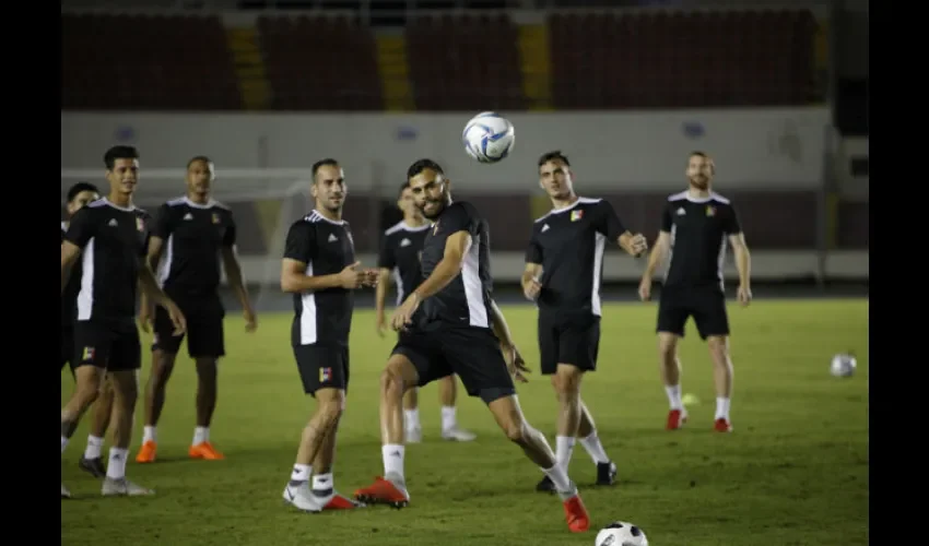 Jugadores venezolanos entrenando en el estadio Rommel Fernández.