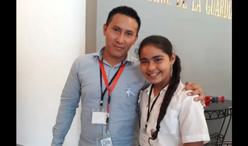 El maestro Luis Carpio posa junto a la niña Jenifer, representante del Caobo de Río Congo del Darién. Foto: Santos J. Oliveros C. 