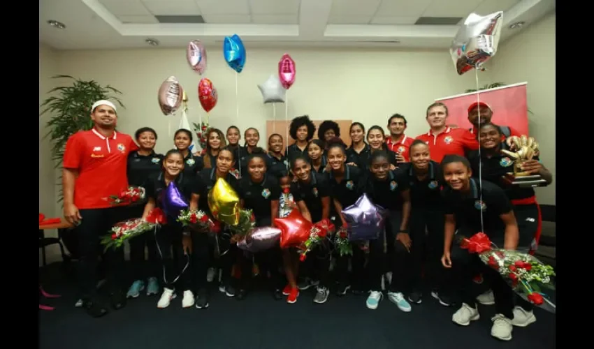 La jugadoras de la selección de Panamá tuvieron un caluroso recibimiento. Foto: Anayansi Gamez