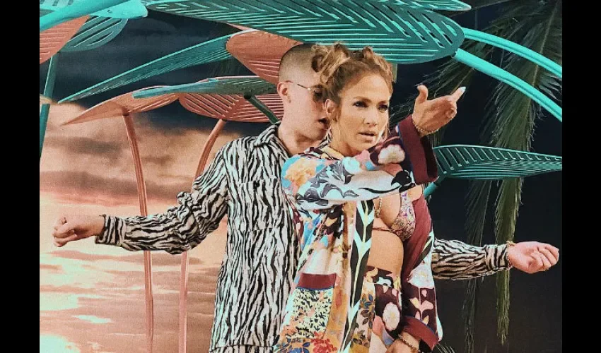 Foto ilustrativa de Bad Bunny junto a JLO. Cortesía. 