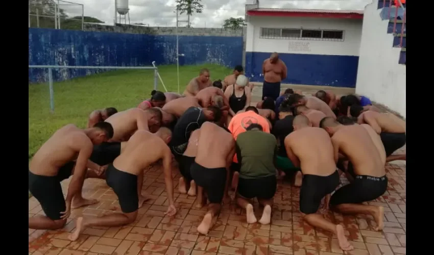 También se encomiendan a Dios antes y después de las misiones. Foto: Cortesía