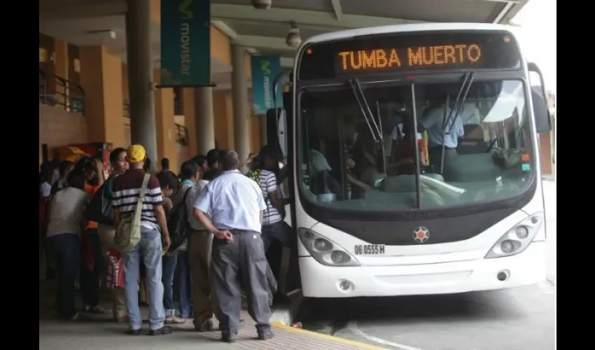 Muchos usuarios utilizan la APP para saber en qué tiempo pasarán los buses por las paradas. Foto: Archivo