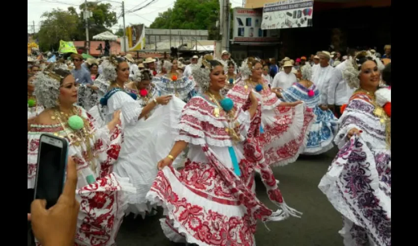 Dos chicas lucieron sus polleras durante el toque de dianas. Foto: Roberto Barrios