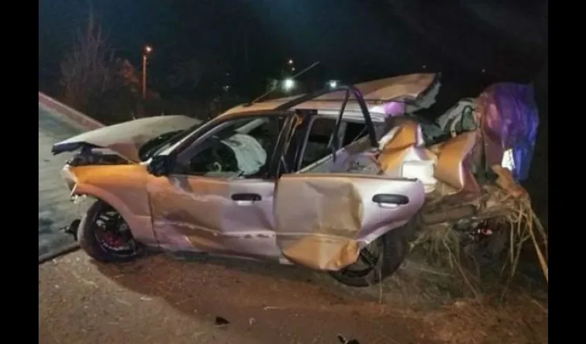 El auto quedó destrozado. Foto: Cortesía