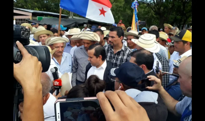 Foto ilustrativa de la protesta realizada en Divisa. 