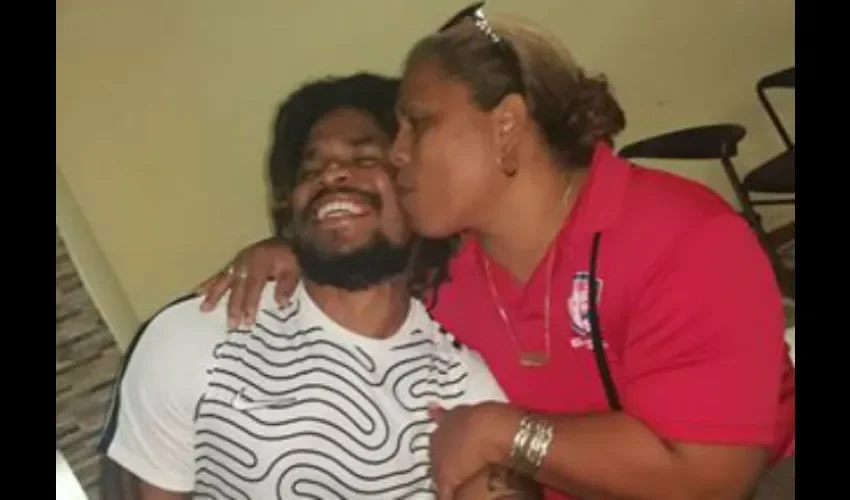 El futbolista panameño Román Torres junto a su amada madre.