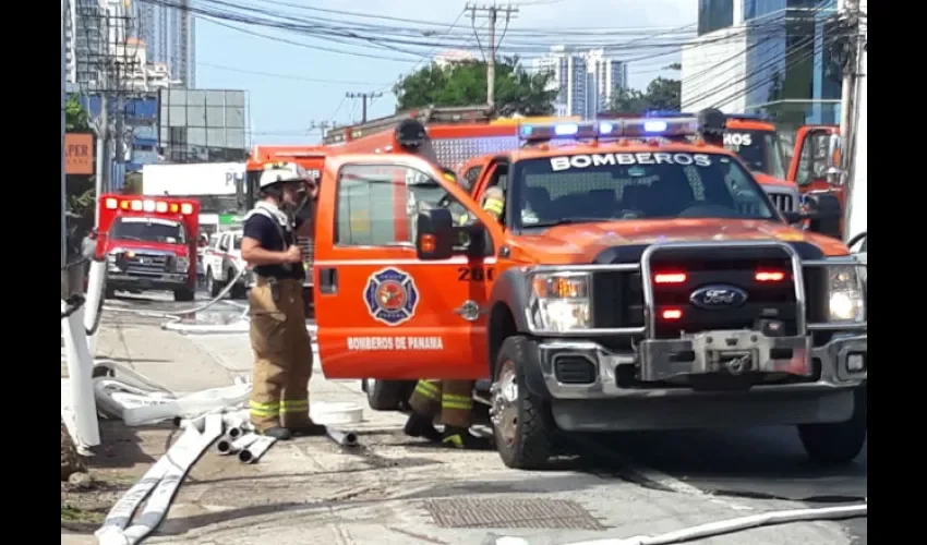 Bomberos controlan conato de incendio en Vía Brasil. 