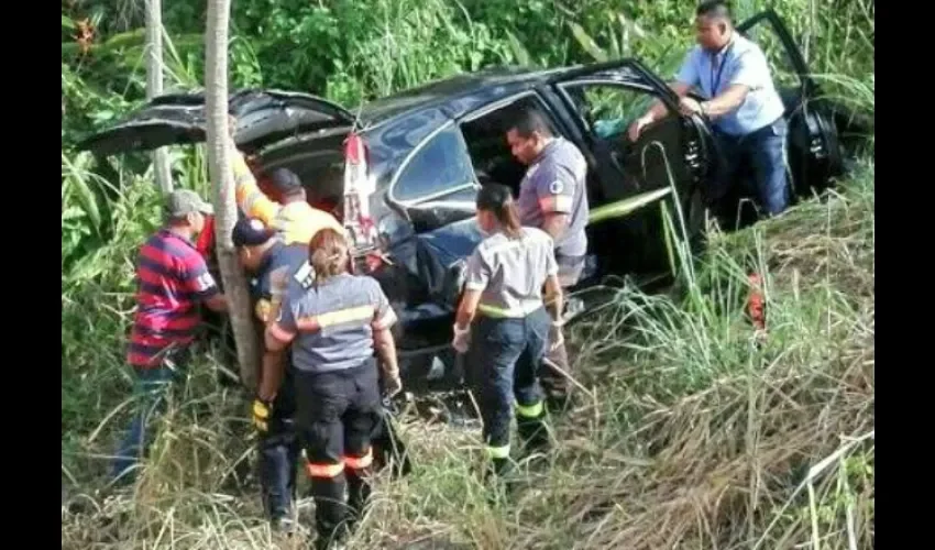 Foto ilustrativa del auto estrellado en la cuenta. Cortesía @telemetro