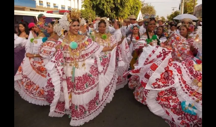 Mujeres se engalanan con el atuendo típico. Foto: Epasa