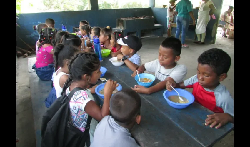 También reciben alimentación. Foto: Diómedes Sánchez