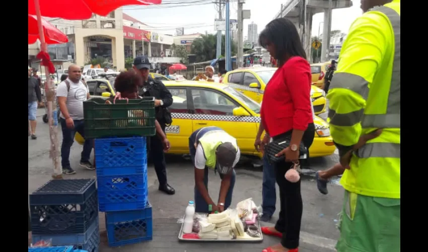 En las estaciones del Metro de Panamá, las personas aprovechan para ejercer la buhonería de manera ilegal. Foto: Cortesía