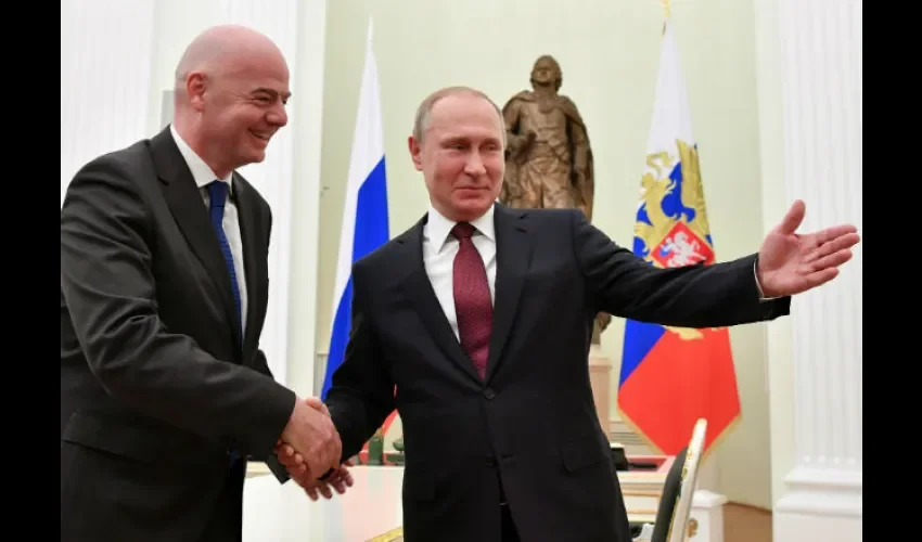 El presidente de la FIFA, Gianni Infantino  durante una reunión con el presidente ruso, Vladimir Putin (d), en el Kremlin en Moscú (Rusia). EFE/ Yuri Kadobnov 