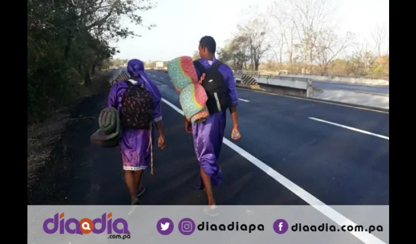 Tres días les toma a Prince y a su hijo caminar desde Farallón hasta Atalaya. Foto: Jesús Simmons