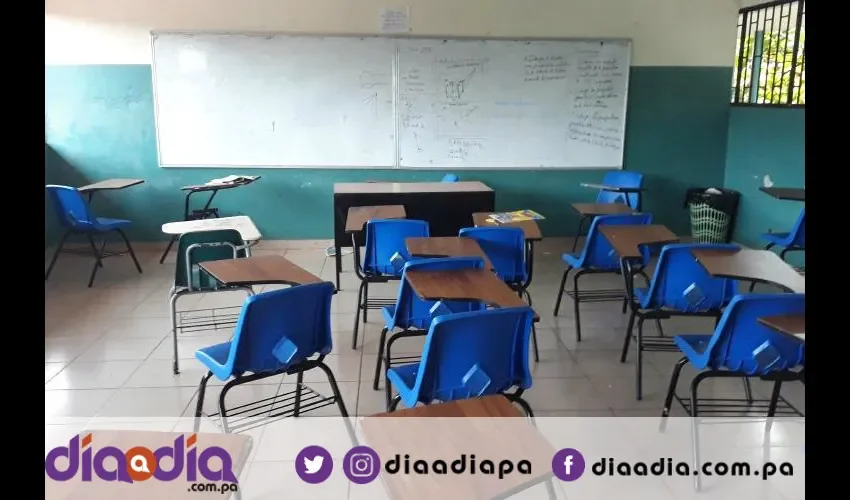 Todos los días los inspectores revisan que los estudiantes lleven bien el uniforme. Foto: Jesús Simmons