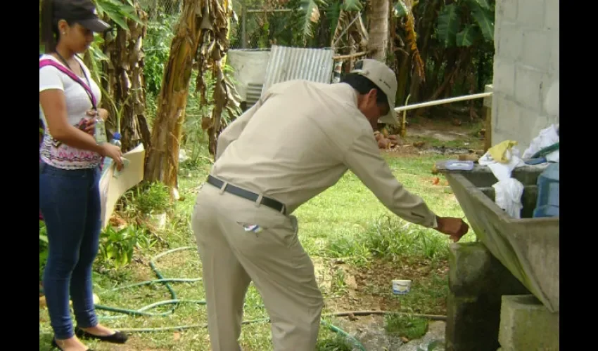 Foto de la inspección de casas en Colón. 