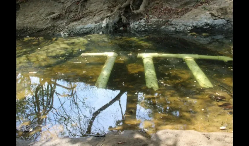 Así se encuentra el área de la toma de agua en Macaracas antes el bajo caudal del rio Estivaná.