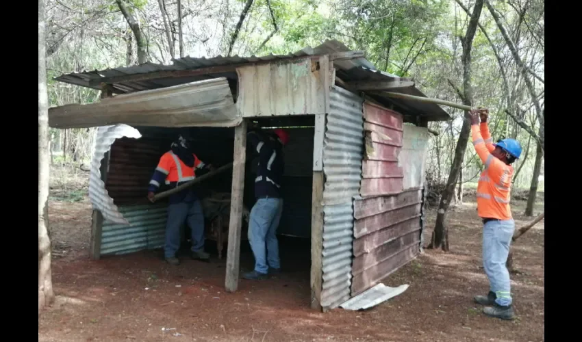 Foto ilustrativa de la destrucción de las casas improvisadas. 