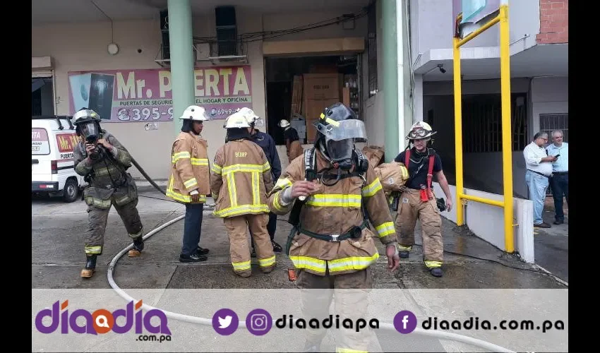 Los bomberos controlaron el fuego rápido. Foto: Jesús Simmons