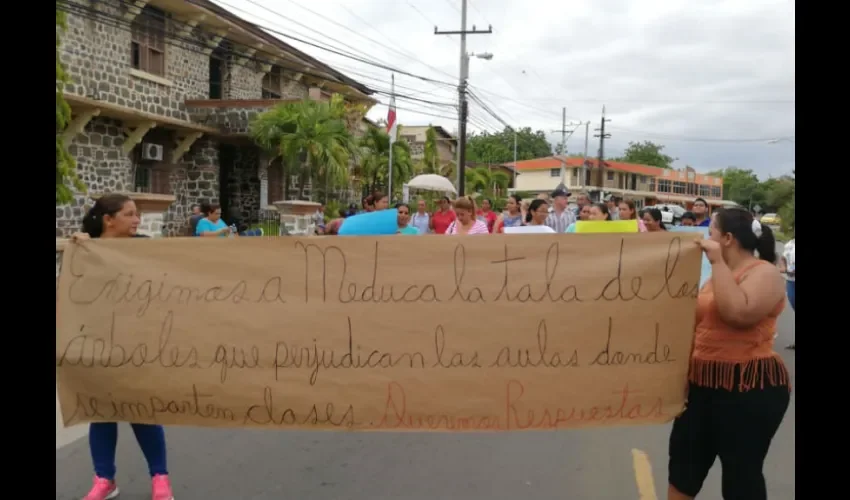  Los padres de familia exigen respuestas.