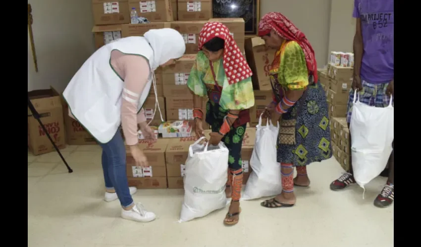 Foto ilustrativa de la entrega de bolsas de comidas. 