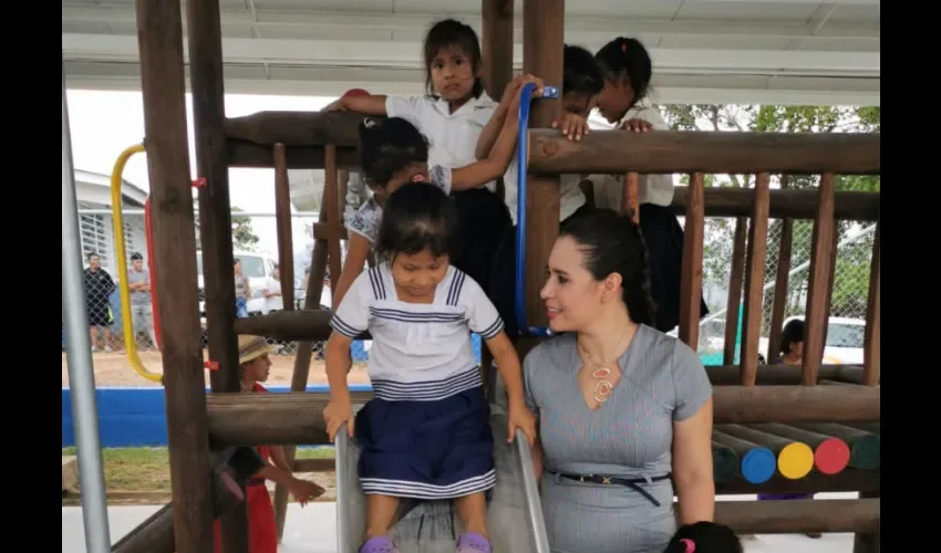  Los planteles educativos, que antes funcionaban en aulas ranchos, comprenden salones de clases, dormitorios, laboratorios, plaza cívica, suministro de agua, parque de juegos y equipo fotovoltaico. Foto: Cortesía