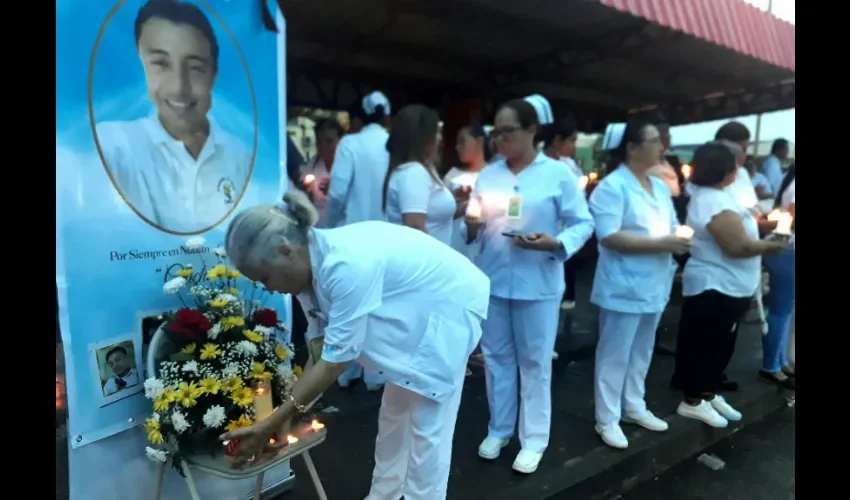 Foto ilustrativa de amigos pidiendo justicia en una cadena de oración. 