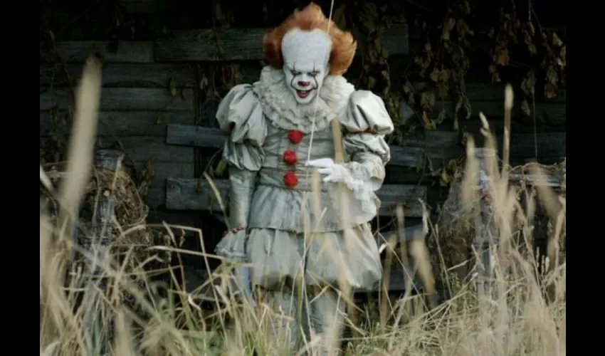 Foto ilustrativa de Pennywise durante una de las escenas de la cinta. Cortesía: Warner Bros. 