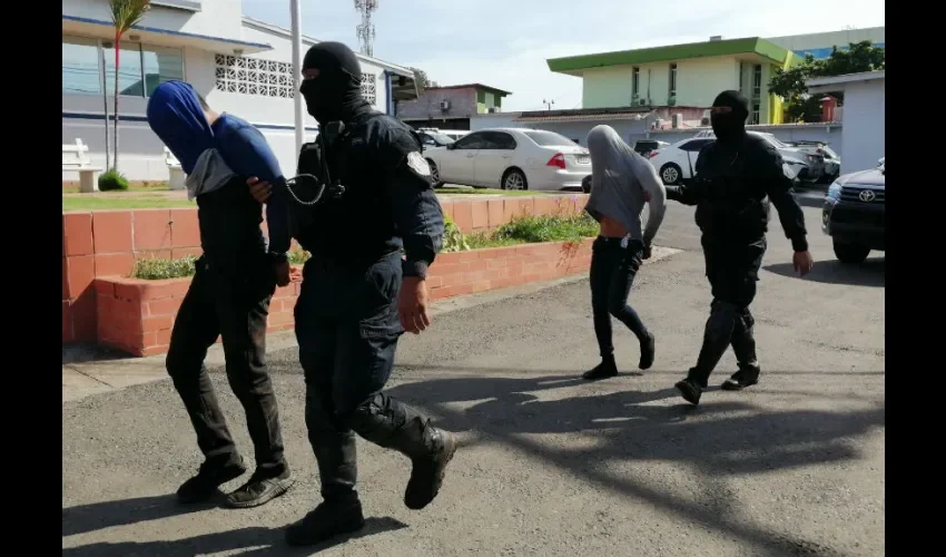 Dos de los tres delincuentes implicados en el robo a una vivienda en La Chorrera. 