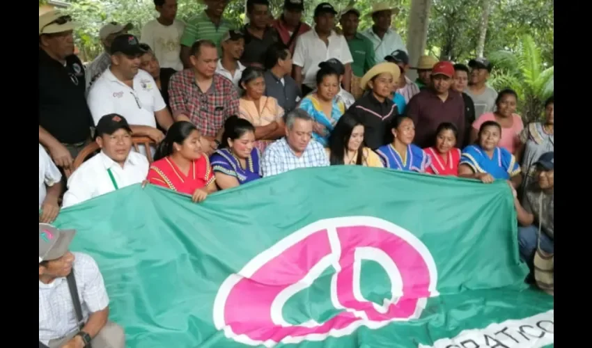 Foto ilustrativa de algunos simpatizantes del partido Cambio Democrático. 