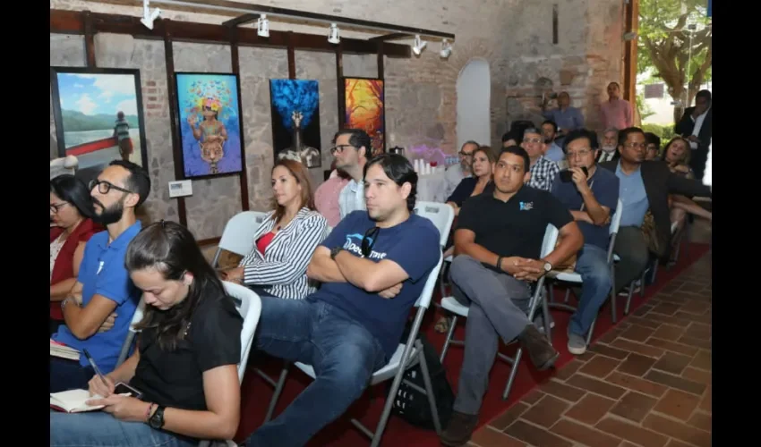 Foto ilustrativa de los participantes de la reunión. 