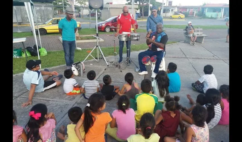 Los niños escuchan atentamente cada una de las charlas que se les ofrecen.