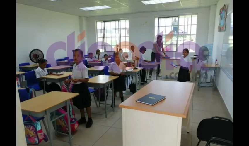 En total, 46 mil 455 educadores atenderán a los estudiantes, que incluyen las 2 mil 900 vacantes seleccionadas en un concurso inédito, que garantizará que los educadores estén en sus puestos en el inicio escolar.