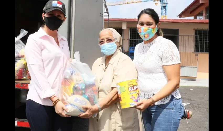 Foto ilustrativa de la entrega de donaciones. 