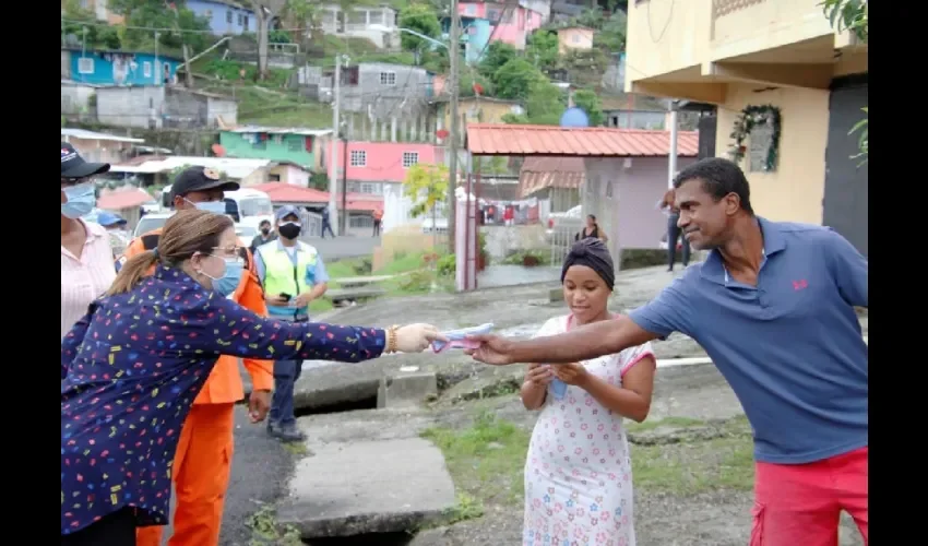 Foto ilustrativa de la entrega de mascarillas en San Miguelito. 