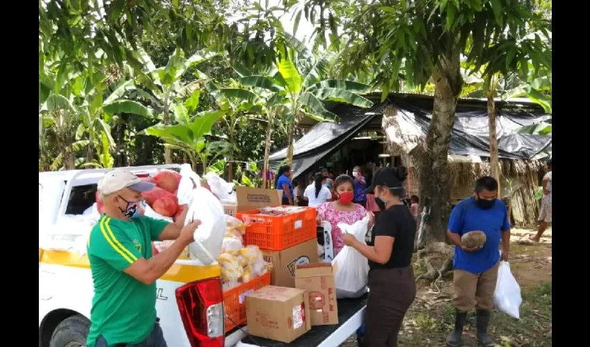 Foto ilustrativa de la entrega de donaciones. 