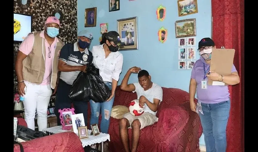 Dubosky ha hecho donaciones de bolsas de comida. Foto: Archivo