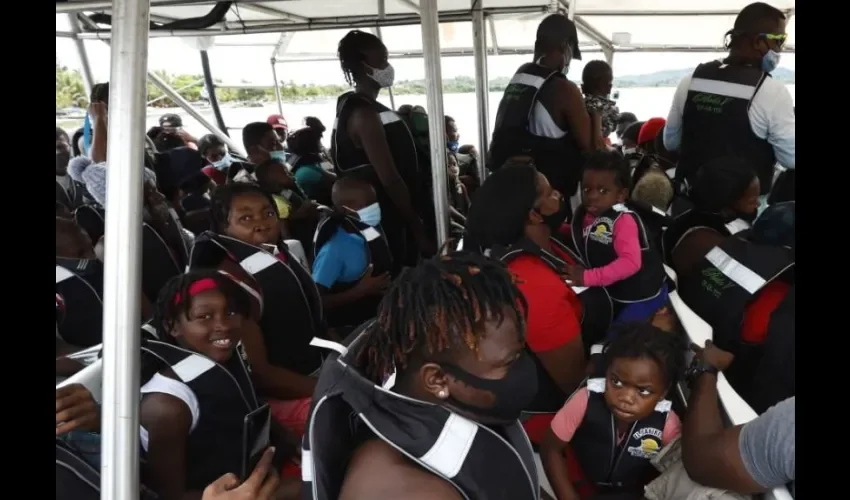 Migrantes de diversas partes del mundo abordan una embarcación que los llevará al otro lado del golfo de Urabá, el 3 de mayo de 2021, en Necoclí (Colombia). Foto: EFE. 