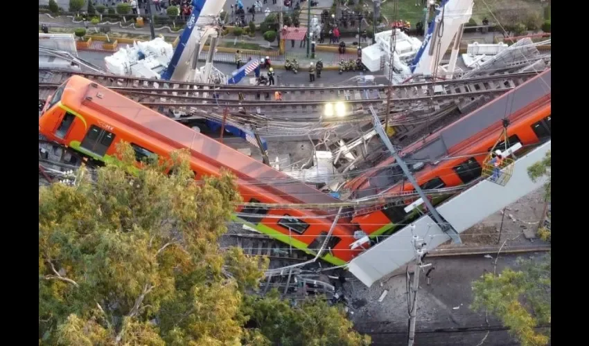 Vista aérea realizada con un drone que muestra el colapso de los vagones del metro, hoy en la Ciudad de México (México). EFE. 