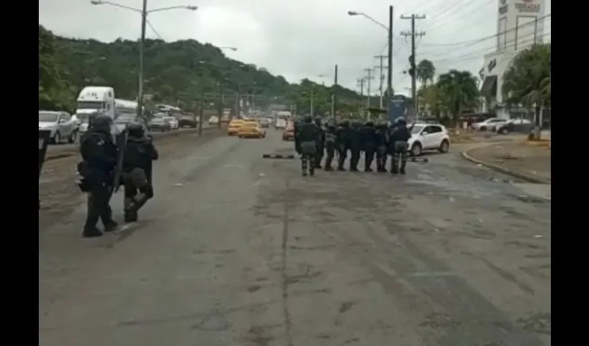 Manifestantes se enfrentan con unidades del Control de Multitudes. Foto: Diomedes Sánchez.