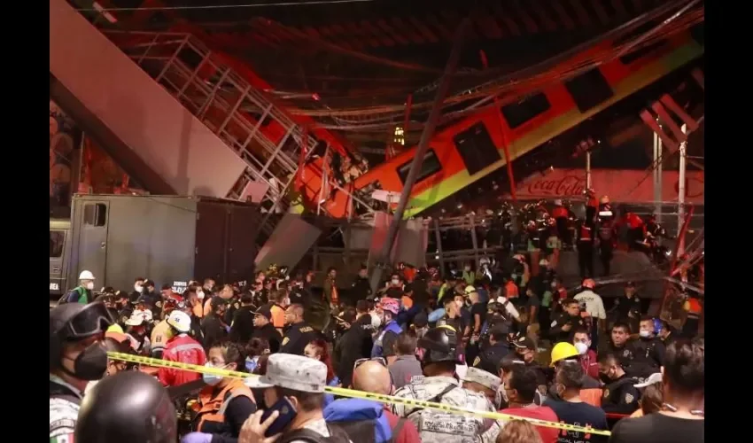 Vista general del colapso de unos vagones del metro esta noche, en la Ciudad de México (México). Al menos 15 personas murieron y otras 70 resultaron heridas al desplomarse en la noche de lunes un puente de la vía elevada de la línea 12 del Metro de Ciudad de México entre la estación Olivos y Tezonco sobre el que circulaba un tren con varios vagones. EFE/ Carlos Ramírez.