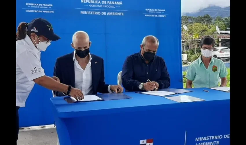 Foto ilustrativa de la firma de convenio. 