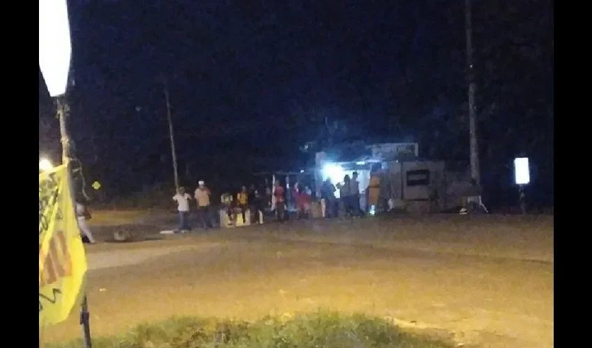 Cierre en Tanará de Chepo por moradores que piden una canasta básica baja. 