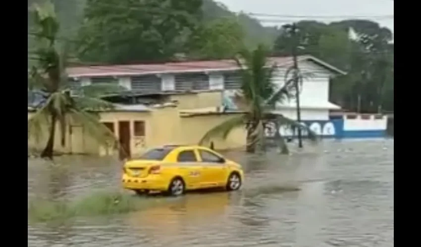 Foto ilustrativa de la vía inundada. 