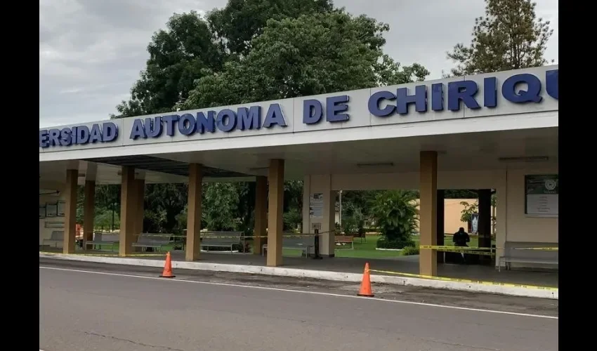 Unos mil jóvenes tienden a aplicar cada año a los exámenes para entrar a la Escuela de Medicina. Foto: José Vásquez