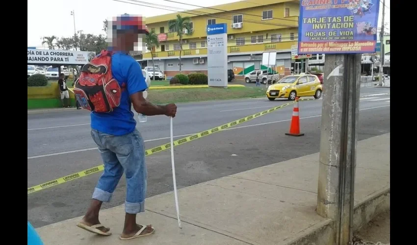 Las personas siempre deambulan en los parques. 