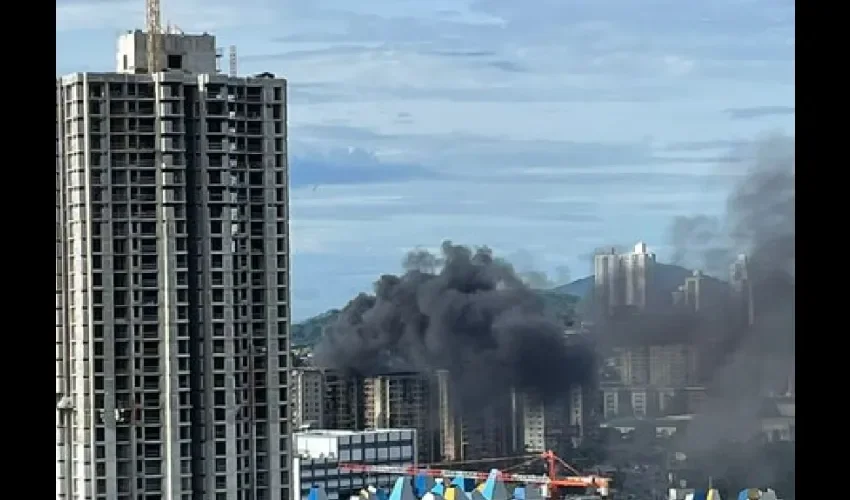 Vista de la nube negra tras el incendio. 